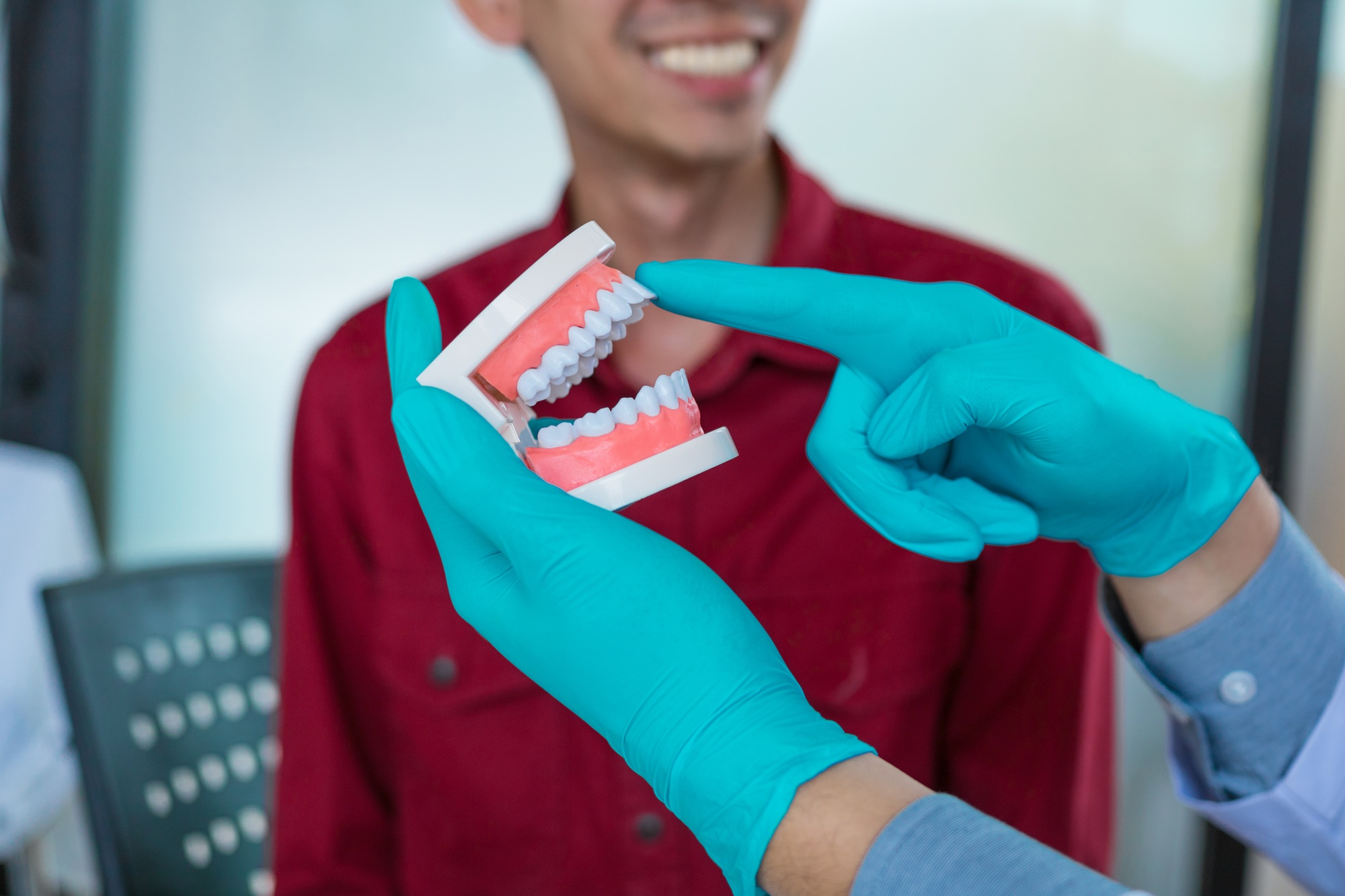 Dentists are discussing dental treatment for patients.