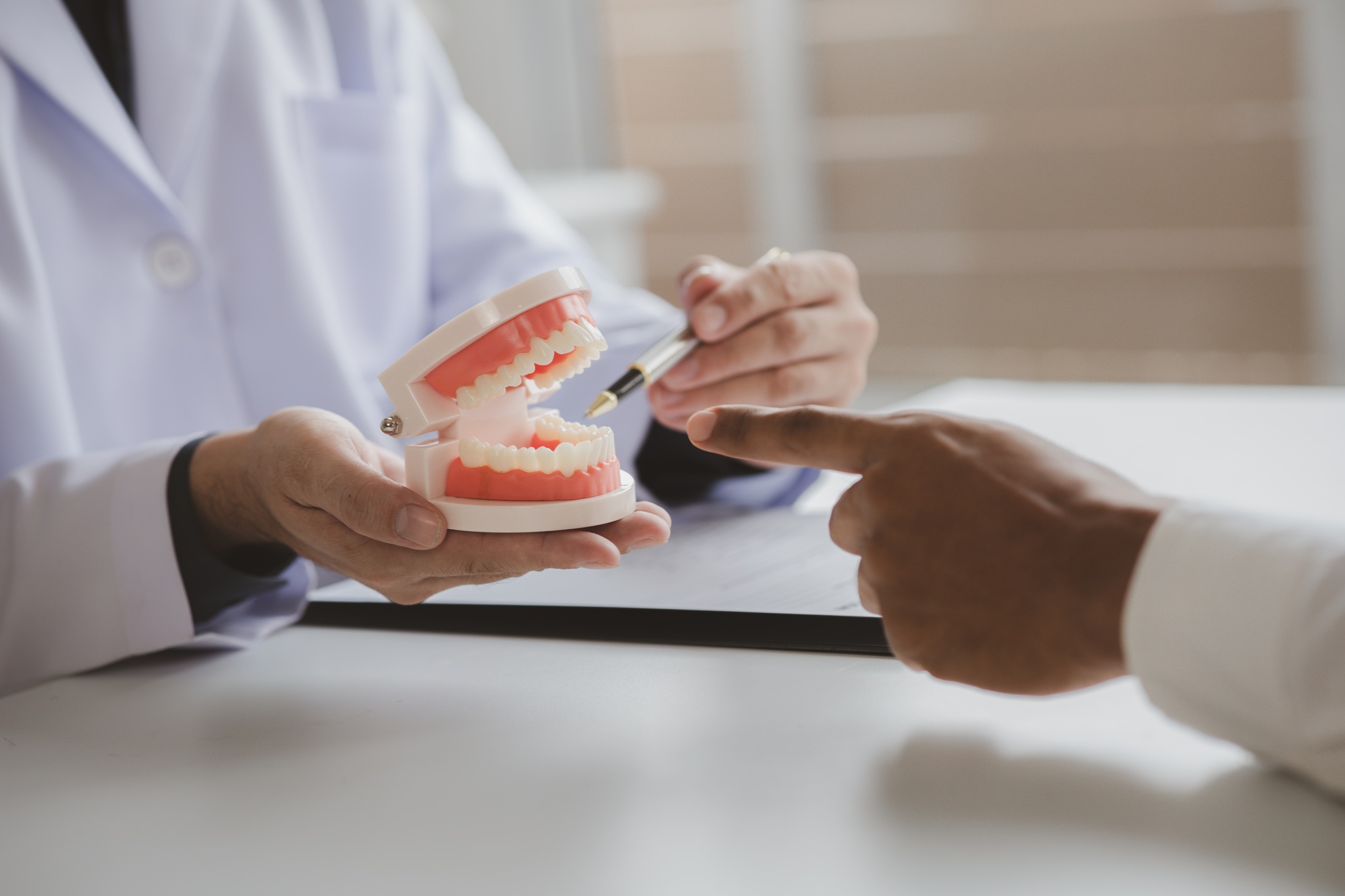 Dentists are providing dental treatment consultations to patients undergoing dental pain treatment,