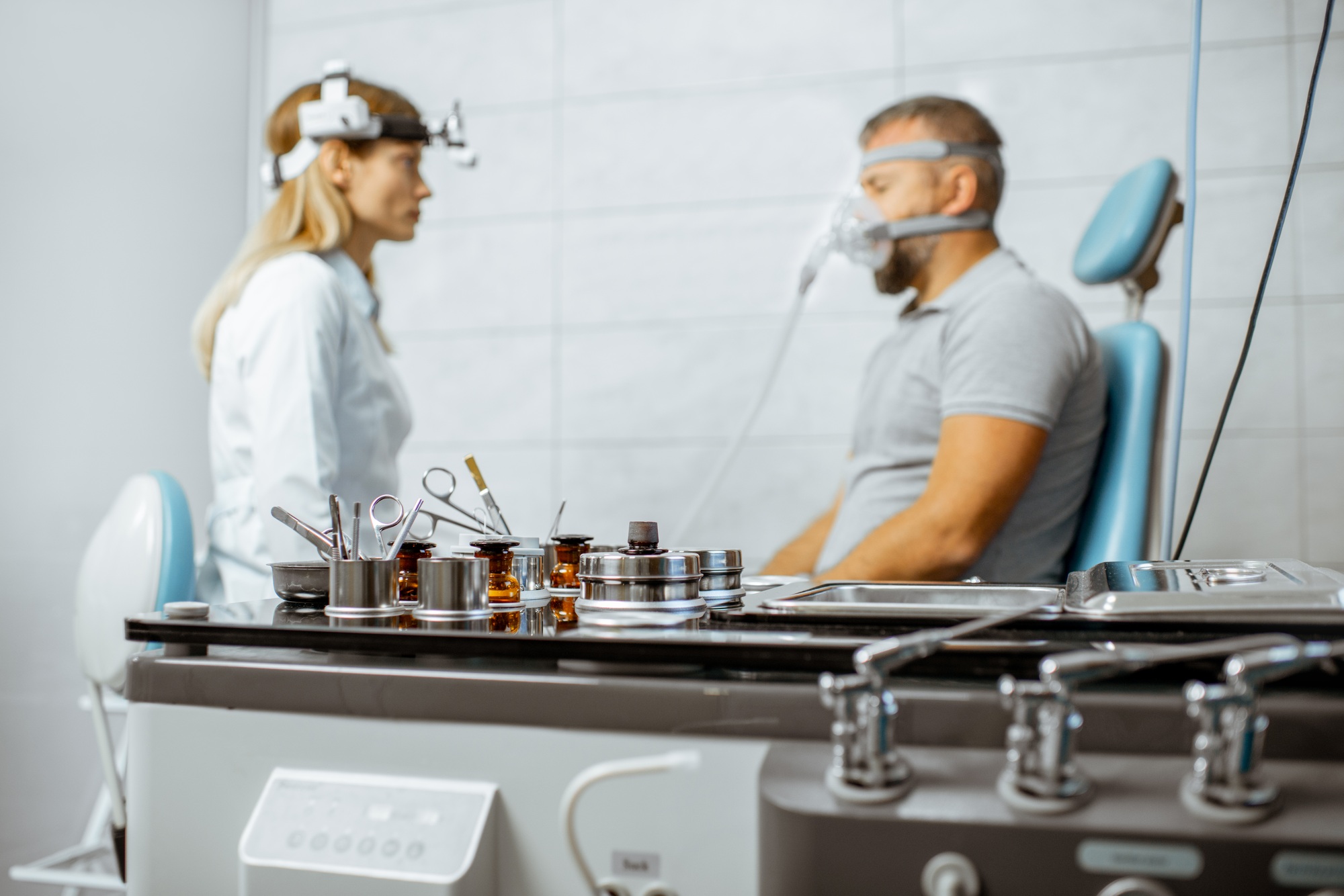 Medical treatment with breathing mask in ENT office